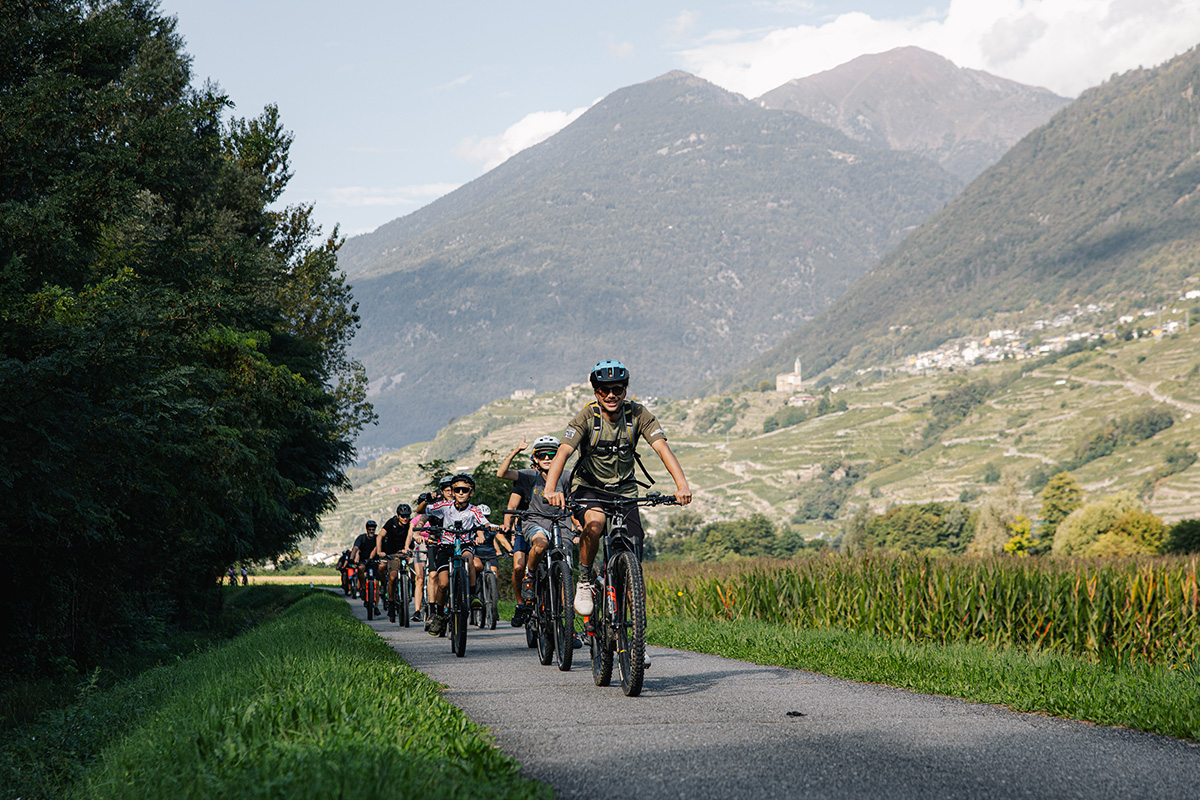 APPLE ORCHARDS BY E-BIKE Gravellina Tour e-MTB su una strada rustica di Sondrio